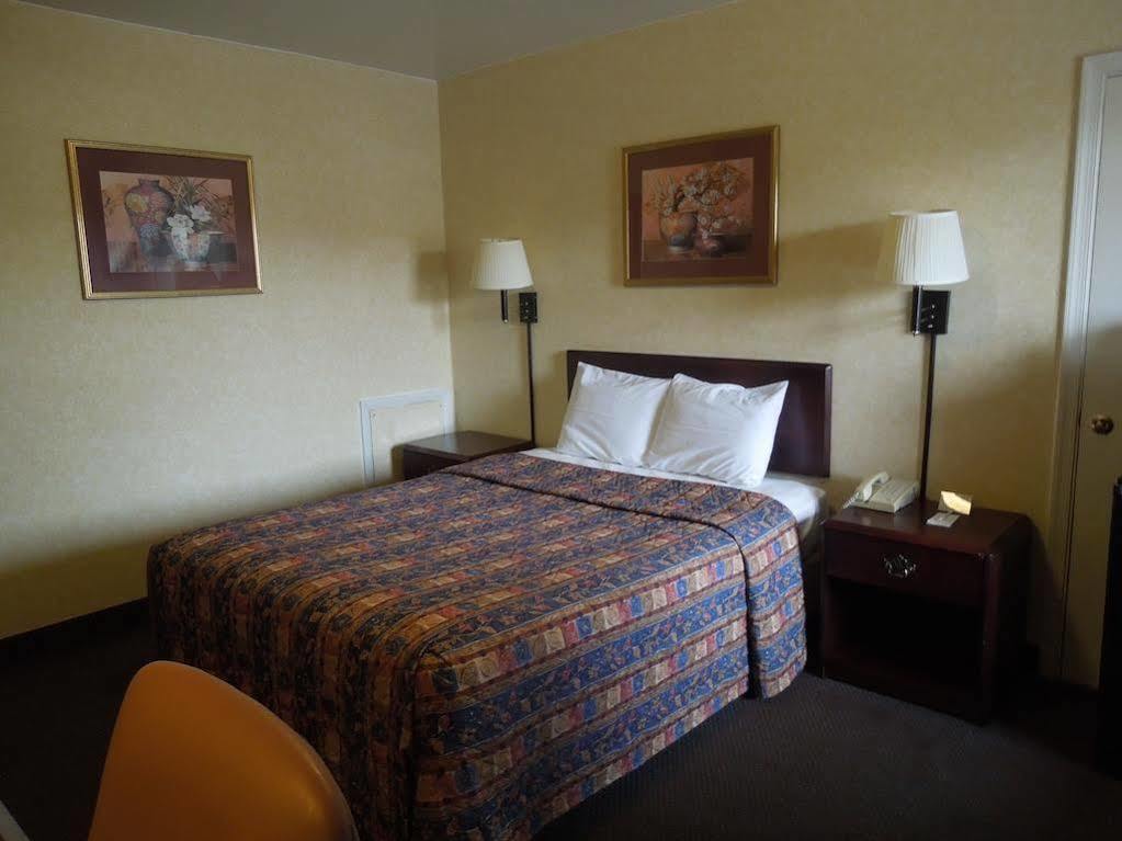 Budget Inn Фолс Чърч Екстериор снимка
